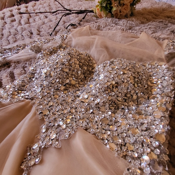 Dress with lots of beads and crystals - Picture 1 of 8